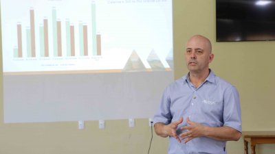  O gerente de desenvolvimento rural cooperativo da Aurora Coop, Marcos Lopes, apresentou os resultados do programa em 2024. (Foto: Karina Ogliari/MB Comunica&ccedil;&atilde;o)