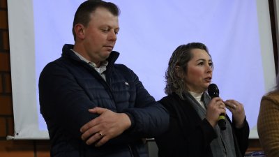 Casal Catiane e Marcio Rigon, realizando seu depoimento