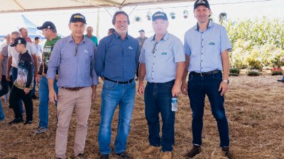 Gerente de Cereais M&aacute;rio Grisotti, Presidente Lauri Slomski, coordenador de cereais SC Celiomar Crestani e coordenador de ceraias RS, Fl&aacute;vio Coletto.