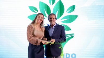 Graziela Hoff Gloger, coordenadora do leite de SC, homenageada pelos 15 anos de Cooper A1