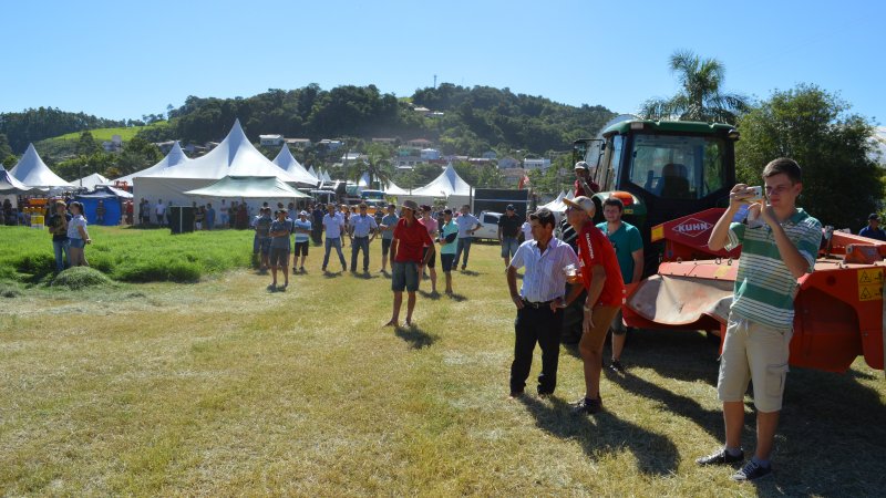 4° EXPO SÃO JOÃO: exposição de produtos e demonstração prática de pastagens