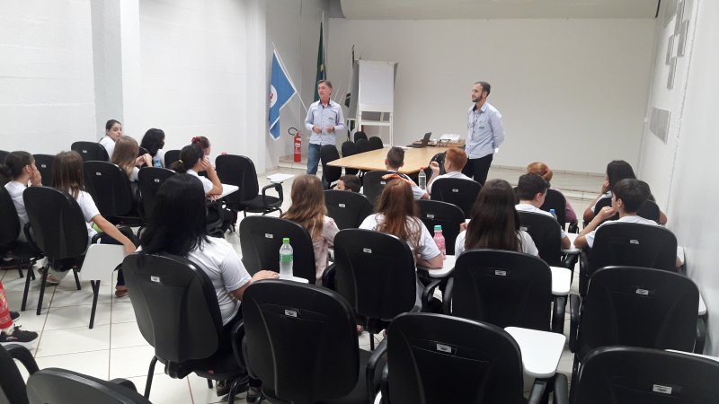COOPERATIVA RECEBEU VISITA DE ESCOLA DE PALMITOS