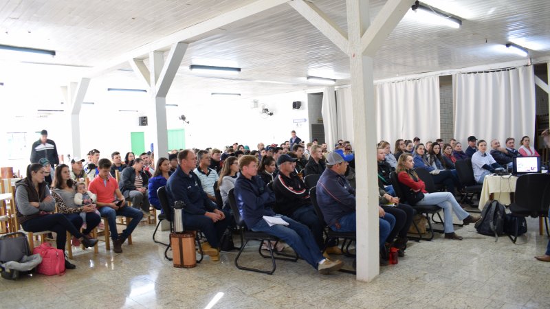 BOVINOCULTURA DE LEITE: equipe técnica e associados da Cooper A1 em busca de mais conhecimento