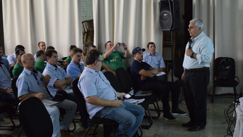 TENDÊNCIAS NAS CULTURAS DE SOJA E MILHO: técnicos de cereais e leite participaram de treinamento