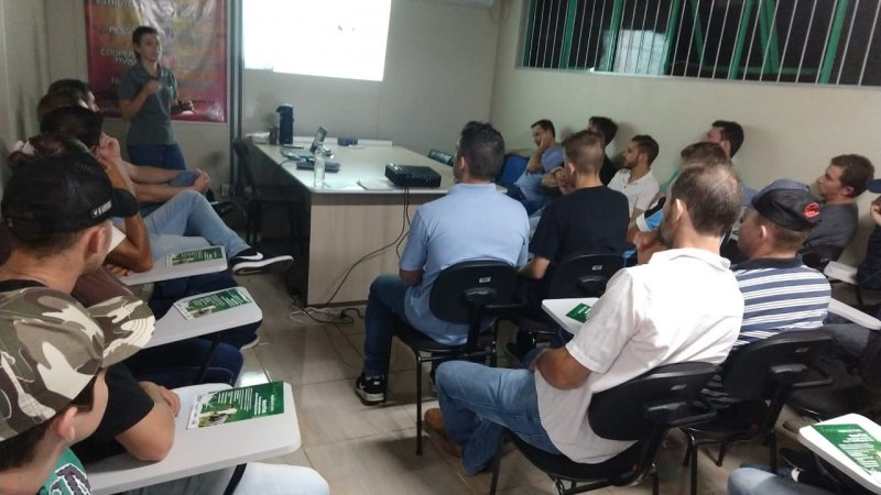 COOPERADOS PARTICIPARAM DE PALESTRA SOBRE NUTRIÇÃO ANIMAL EM PLANALTO