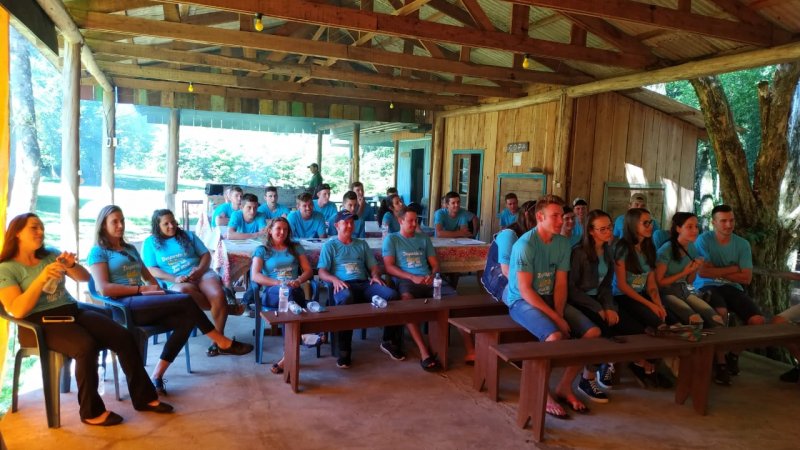 JUVENTUDE DE ALPESTRE PARTICIPOU DE PALESTRA SOBRE COOPERATIVISMO E SUCESSÃO FAMILIAR