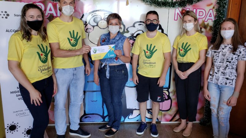 FAZENDO O BEM: grupo entrega alimentos para confraternização natalina da Nupai
