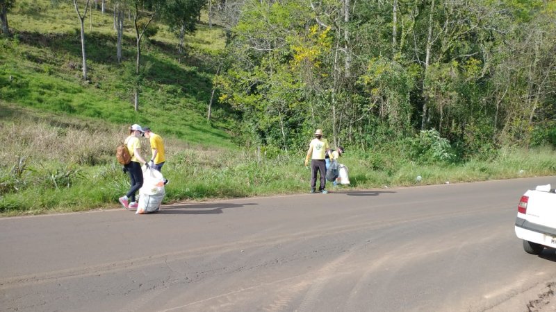 DIA MUNDIAL DO MEIO AMBIENTE: Voluntários da Cooper A1 se mobilizam na limpeza das margens de rodovia