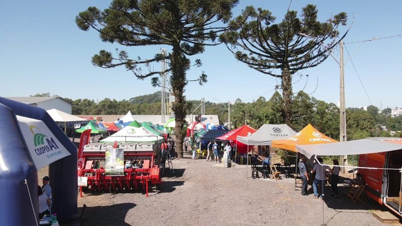 DIA DE NEGÓCIOS: Exposição de máquinas e implementos agropecuários movimenta unidade de Frederico Westphalen