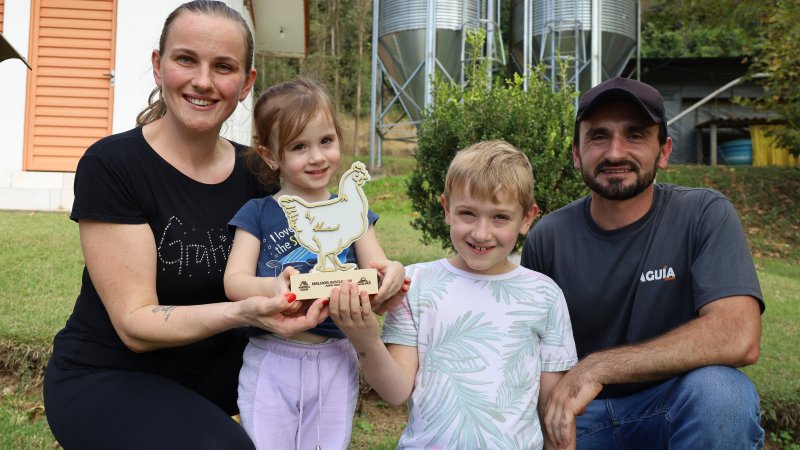 DESTAQUE AVICULTURA EM ABRIL: Atividade passada em gerações  