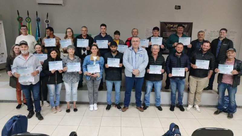 FORMAÇÃO:  Programa Qualidade Total Rural é finalizado em Ametista do Sul 
