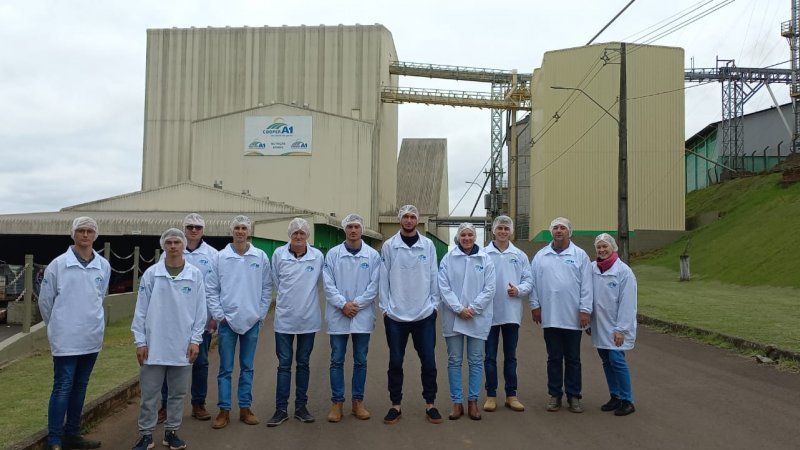 NUTRI A1: Produtores da Cooper A1 conhecem as fábricas de rações