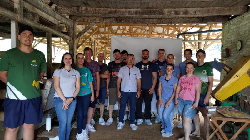 CONHECIMENTO NA PRÁTICA: Tarde de campo sobre criação de bezerras 