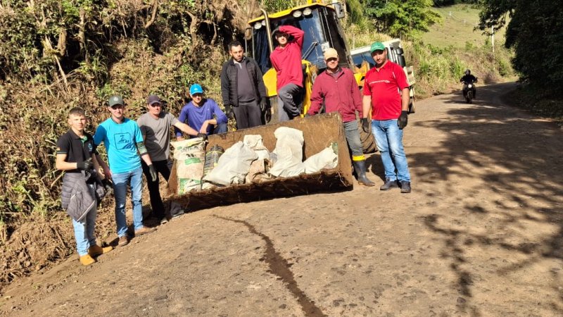 AÇÃO SOCIAL: Limpeza realizada no interior de Alpestre pelos cooperados