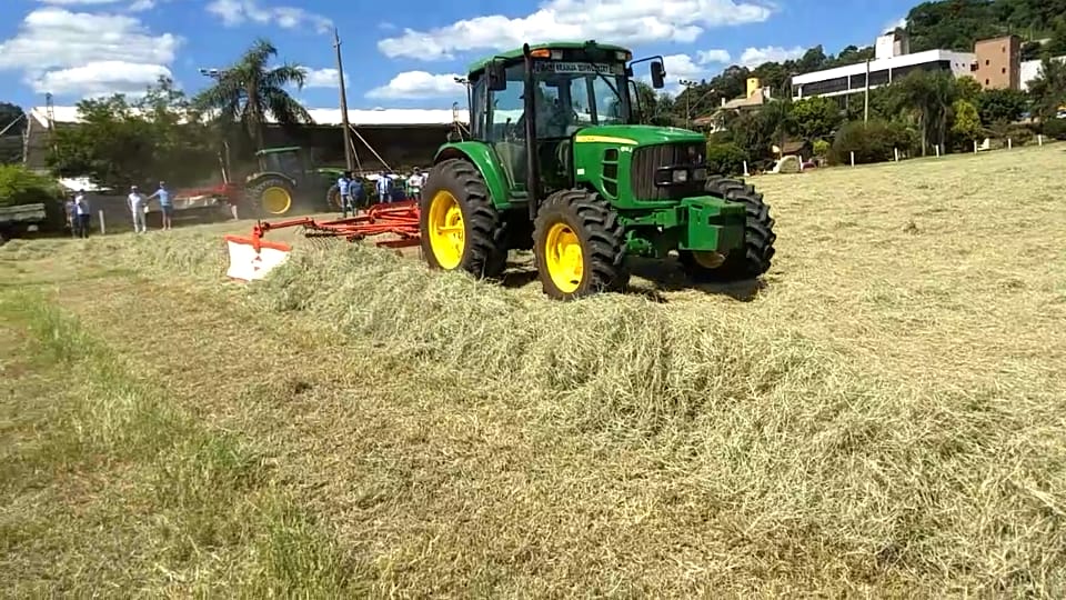 Demonstração prática de maquinários e fenação na Expo São João
