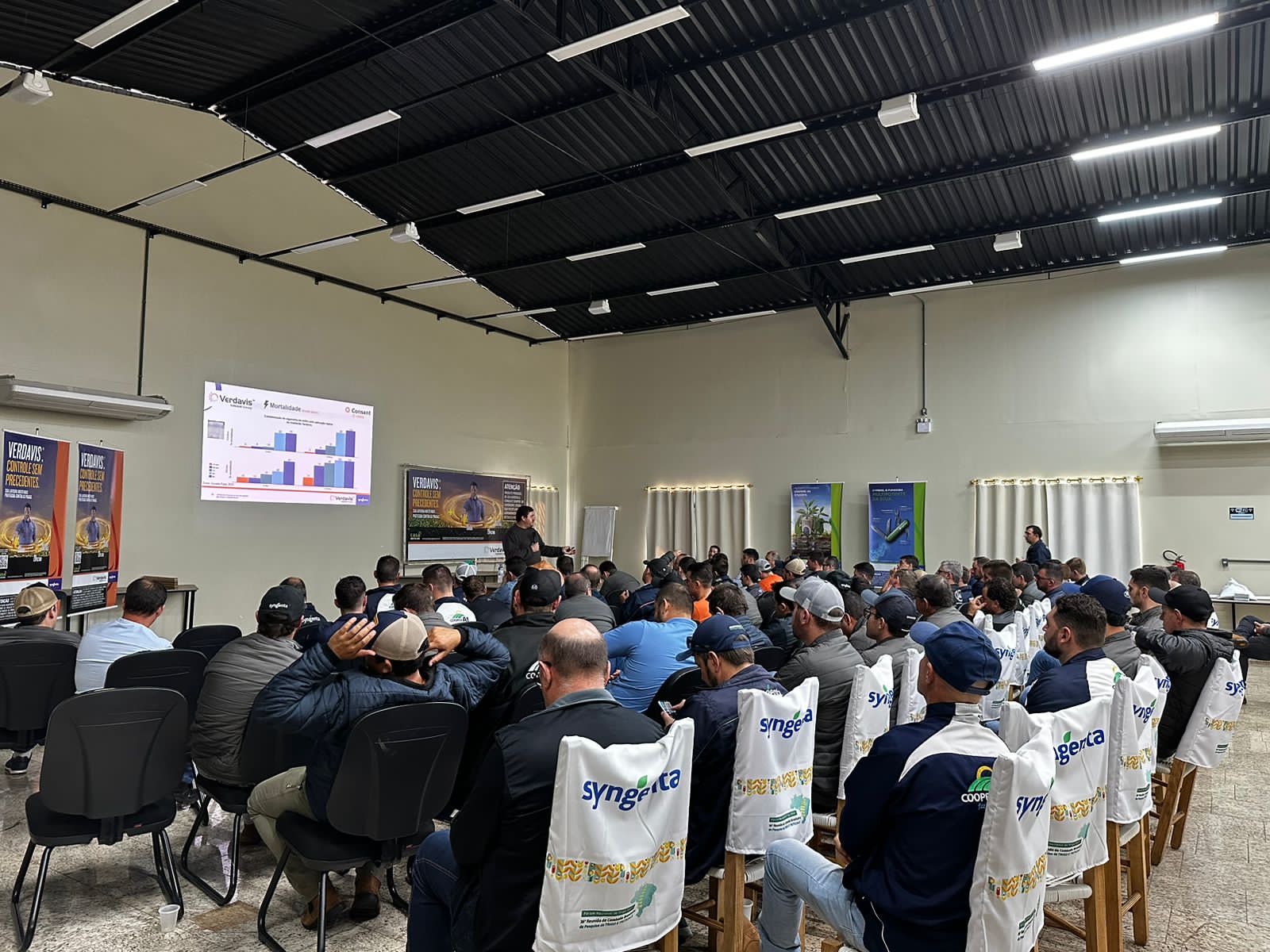 EQUIPE TÉCNICA: Profissionais são apresentados à nova molécula para controle de pragas 